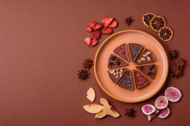 Çilekli, meyveli, lezzetli şekerli çikolatalı ev yapımı. Çikolatayı gıda arka planı olarak kullan