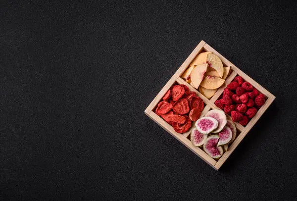 Tatlı olarak bir kutu kurutulmuş meyve çileği, ahududu, incir ve şeftali. Yiyecek olarak kurumuş meyveler