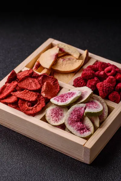 Tatlı olarak bir kutu kurutulmuş meyve çileği, ahududu, incir ve şeftali. Yiyecek olarak kurumuş meyveler