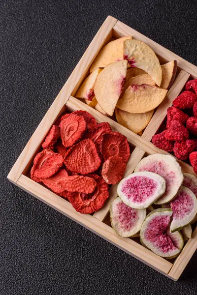 Tatlı olarak bir kutu kurutulmuş meyve çileği, ahududu, incir ve şeftali. Yiyecek olarak kurumuş meyveler