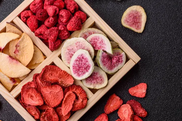 Tatlı olarak bir kutu kurutulmuş meyve çileği, ahududu, incir ve şeftali. Yiyecek olarak kurumuş meyveler