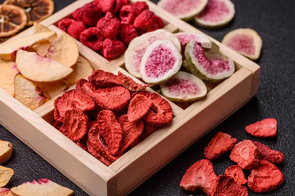 Tatlı olarak bir kutu kurutulmuş meyve çileği, ahududu, incir ve şeftali. Yiyecek olarak kurumuş meyveler