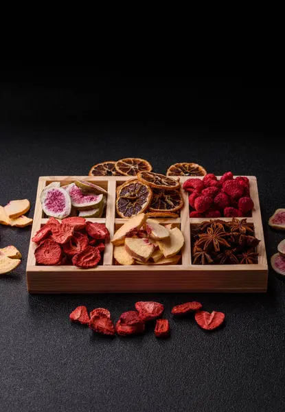 Tatlı olarak bir kutu kurutulmuş meyve çileği, ahududu, incir ve şeftali. Yiyecek olarak kurumuş meyveler