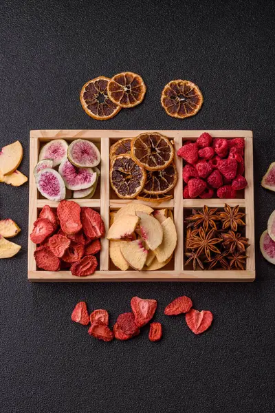 Tatlı olarak bir kutu kurutulmuş meyve çileği, ahududu, incir ve şeftali. Yiyecek olarak kurumuş meyveler