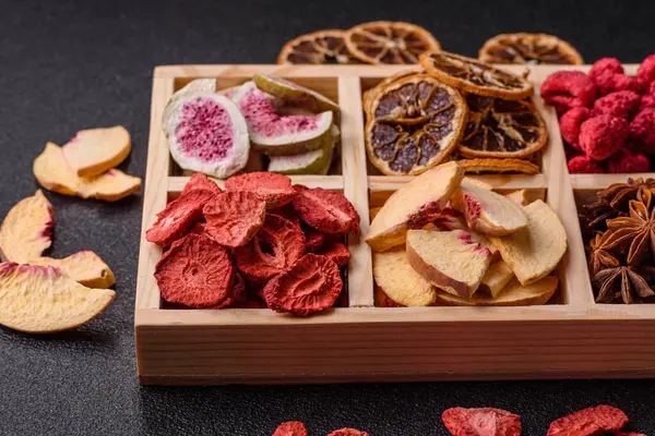 Tatlı olarak bir kutu kurutulmuş meyve çileği, ahududu, incir ve şeftali. Yiyecek olarak kurumuş meyveler