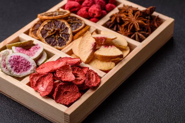 Tatlı olarak bir kutu kurutulmuş meyve çileği, ahududu, incir ve şeftali. Yiyecek olarak kurumuş meyveler