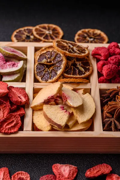 Tatlı olarak bir kutu kurutulmuş meyve çileği, ahududu, incir ve şeftali. Yiyecek olarak kurumuş meyveler