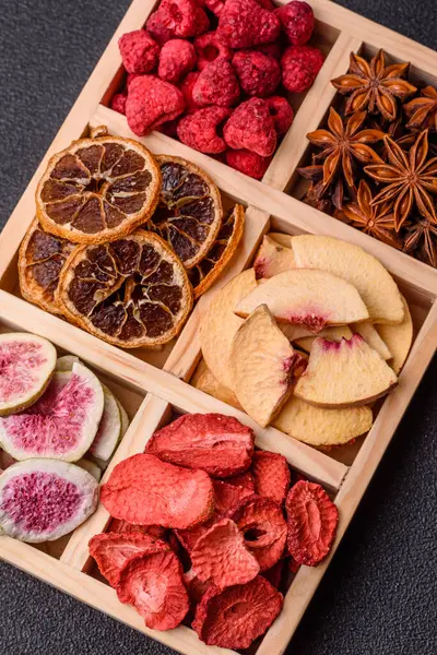 Tatlı olarak bir kutu kurutulmuş meyve çileği, ahududu, incir ve şeftali. Yiyecek olarak kurumuş meyveler