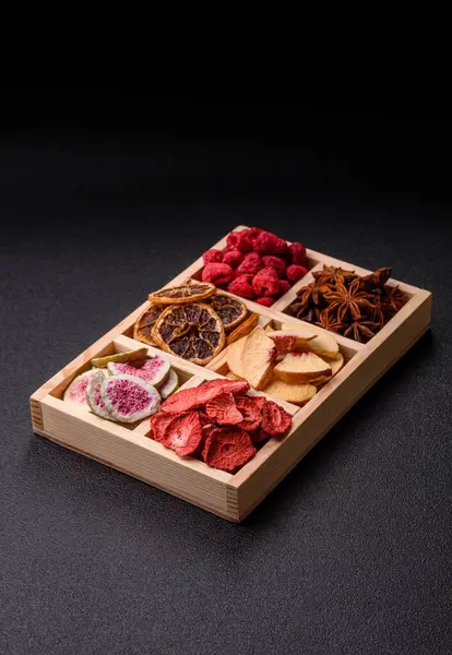 Tatlı olarak bir kutu kurutulmuş meyve çileği, ahududu, incir ve şeftali. Yiyecek olarak kurumuş meyveler