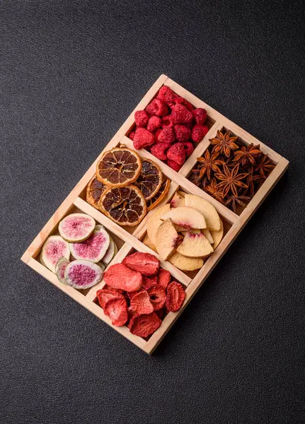 Tatlı olarak bir kutu kurutulmuş meyve çileği, ahududu, incir ve şeftali. Yiyecek olarak kurumuş meyveler