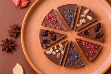 Çilekli, meyveli, lezzetli şekerli çikolatalı ev yapımı. Çikolatayı gıda arka planı olarak kullan