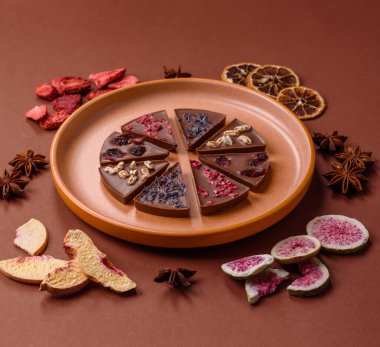 Çilekli, meyveli, lezzetli şekerli çikolatalı ev yapımı. Çikolatayı gıda arka planı olarak kullan