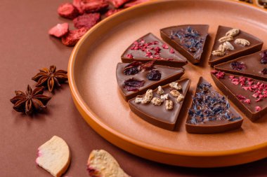 Çilekli, meyveli, lezzetli şekerli çikolatalı ev yapımı. Çikolatayı gıda arka planı olarak kullan