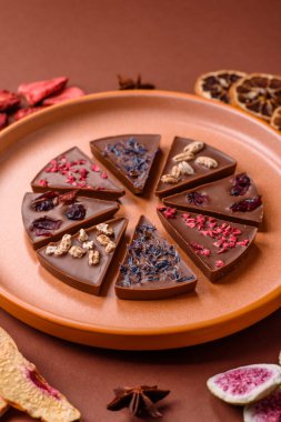 Çilekli, meyveli, lezzetli şekerli çikolatalı ev yapımı. Çikolatayı gıda arka planı olarak kullan