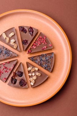 Çilekli, meyveli, lezzetli şekerli çikolatalı ev yapımı. Çikolatayı gıda arka planı olarak kullan