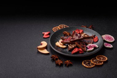 Çilekli, meyveli, lezzetli şekerli çikolatalı ev yapımı. Çikolatayı gıda arka planı olarak kullan