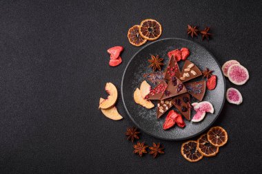 Çilekli, meyveli, lezzetli şekerli çikolatalı ev yapımı. Çikolatayı gıda arka planı olarak kullan