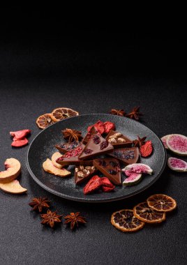 Çilekli, meyveli, lezzetli şekerli çikolatalı ev yapımı. Çikolatayı gıda arka planı olarak kullan