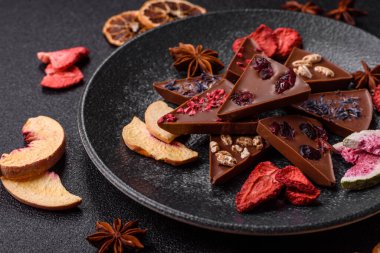 Çilekli, meyveli, lezzetli şekerli çikolatalı ev yapımı. Çikolatayı gıda arka planı olarak kullan