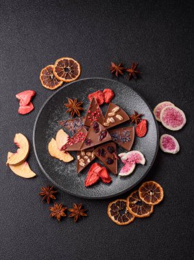 Çilekli, meyveli, lezzetli şekerli çikolatalı ev yapımı. Çikolatayı gıda arka planı olarak kullan