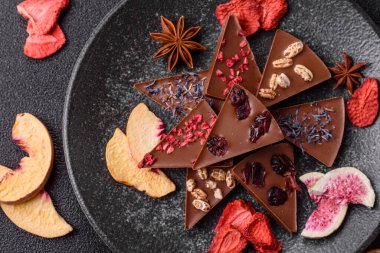 Çilekli, meyveli, lezzetli şekerli çikolatalı ev yapımı. Çikolatayı gıda arka planı olarak kullan