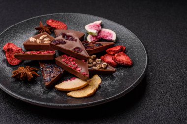 Çilekli, meyveli, lezzetli şekerli çikolatalı ev yapımı. Çikolatayı gıda arka planı olarak kullan