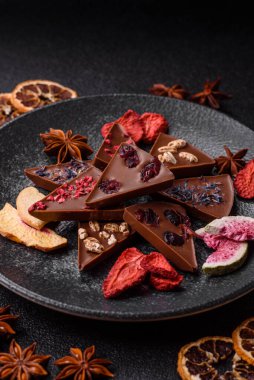 Çilekli, meyveli, lezzetli şekerli çikolatalı ev yapımı. Çikolatayı gıda arka planı olarak kullan