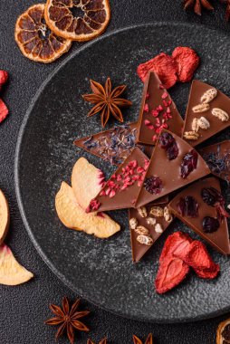 Çilekli, meyveli, lezzetli şekerli çikolatalı ev yapımı. Çikolatayı gıda arka planı olarak kullan