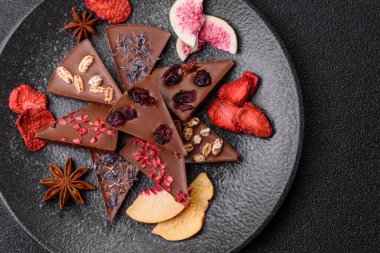 Çilekli, meyveli, lezzetli şekerli çikolatalı ev yapımı. Çikolatayı gıda arka planı olarak kullan