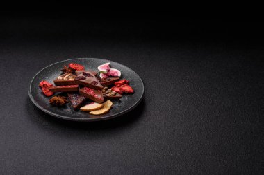 Çilekli, meyveli, lezzetli şekerli çikolatalı ev yapımı. Çikolatayı gıda arka planı olarak kullan