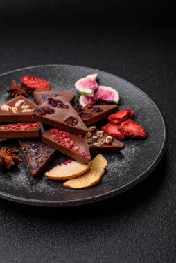 Çilekli, meyveli, lezzetli şekerli çikolatalı ev yapımı. Çikolatayı gıda arka planı olarak kullan