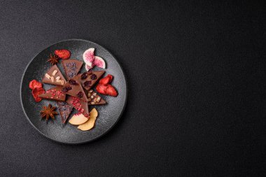 Çilekli, meyveli, lezzetli şekerli çikolatalı ev yapımı. Çikolatayı gıda arka planı olarak kullan