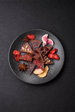 Çilekli, meyveli, lezzetli şekerli çikolatalı ev yapımı. Çikolatayı gıda arka planı olarak kullan