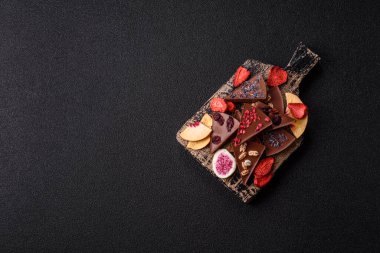 Çilekli, meyveli, lezzetli şekerli çikolatalı ev yapımı. Çikolatayı gıda arka planı olarak kullan