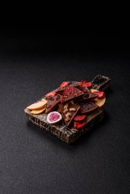 Çilekli, meyveli, lezzetli şekerli çikolatalı ev yapımı. Çikolatayı gıda arka planı olarak kullan