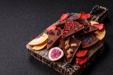 Çilekli, meyveli, lezzetli şekerli çikolatalı ev yapımı. Çikolatayı gıda arka planı olarak kullan