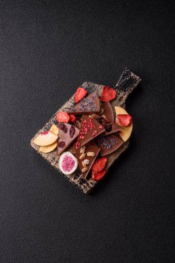 Çilekli, meyveli, lezzetli şekerli çikolatalı ev yapımı. Çikolatayı gıda arka planı olarak kullan