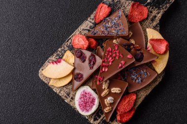 Çilekli, meyveli, lezzetli şekerli çikolatalı ev yapımı. Çikolatayı gıda arka planı olarak kullan