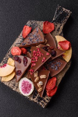 Çilekli, meyveli, lezzetli şekerli çikolatalı ev yapımı. Çikolatayı gıda arka planı olarak kullan