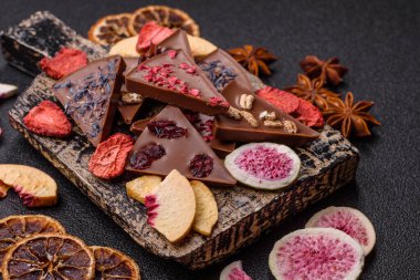 Çilekli, meyveli, lezzetli şekerli çikolatalı ev yapımı. Çikolatayı gıda arka planı olarak kullan