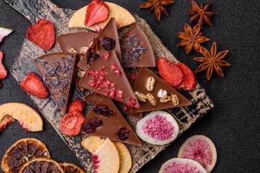 Çilekli, meyveli, lezzetli şekerli çikolatalı ev yapımı. Çikolatayı gıda arka planı olarak kullan