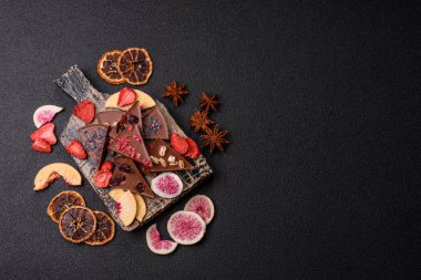 Çilekli, meyveli, lezzetli şekerli çikolatalı ev yapımı. Çikolatayı gıda arka planı olarak kullan