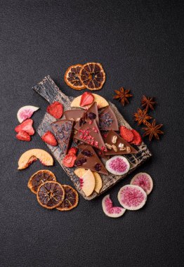 Çilekli, meyveli, lezzetli şekerli çikolatalı ev yapımı. Çikolatayı gıda arka planı olarak kullan