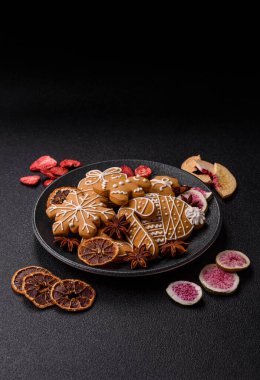 Noel kurabiyesi, kış tatili için yiyecek, tatil masası süsü. Noel zencefilli ekmeği yemek arka planında