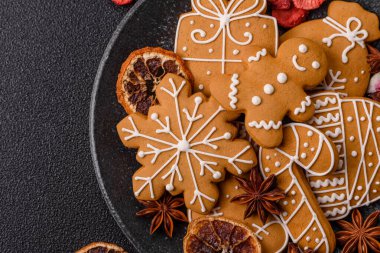 Noel kurabiyesi, kış tatili için yiyecek, tatil masası süsü. Noel zencefilli ekmeği yemek arka planında