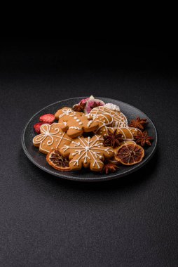 Noel kurabiyesi, kış tatili için yiyecek, tatil masası süsü. Noel zencefilli ekmeği yemek arka planında