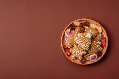 Noel kurabiyesi, kış tatili için yiyecek, tatil masası süsü. Noel zencefilli ekmeği yemek arka planında