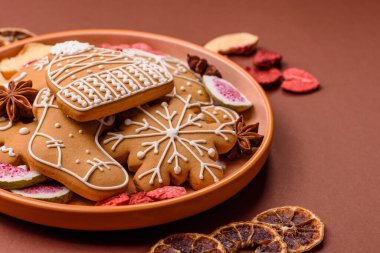 Noel kurabiyesi, kış tatili için yiyecek, tatil masası süsü. Noel zencefilli ekmeği yemek arka planında