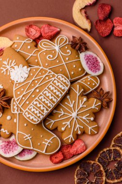 Noel kurabiyesi, kış tatili için yiyecek, tatil masası süsü. Noel zencefilli ekmeği yemek arka planında