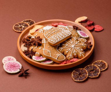 Noel kurabiyesi, kış tatili için yiyecek, tatil masası süsü. Noel zencefilli ekmeği yemek arka planında